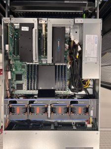 Interior de servidor com acelerador tensorial SOPHGO SC7 HP75, destacando componentes e sistemas de refrigeração.